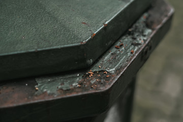 Bord de poubelle sale et rouill&eacute;