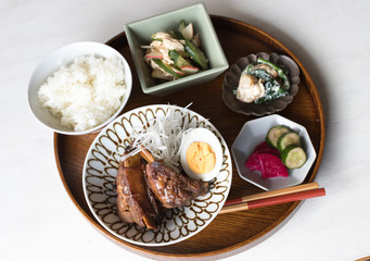 スペアリブと茹で卵のごはん