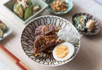 スペアリブと茹で卵のごはん