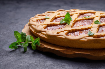 Round tart of shortbread and jam