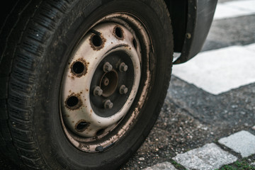 Roue de camionnette rouill&eacute;e