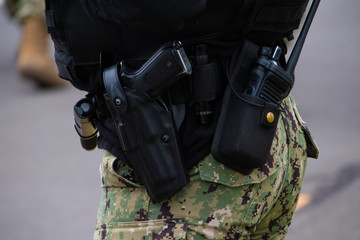 拳銃を携行した軍人