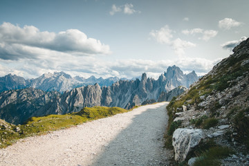 Szlak górski pomiędzy szczytami i pasmami gór w słoneczny dzień na Tre cime  di Lavaredo © Tomasz