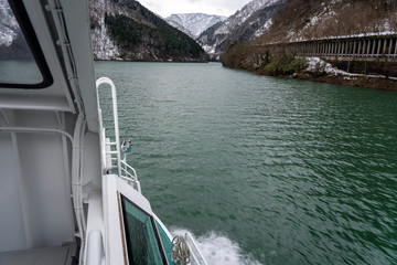 冬の庄川遊覧船　絶景クルーズ