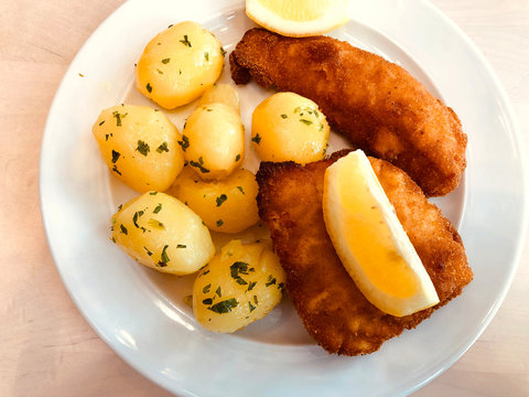 Fried chicken with parsley potatoes and lemon ... Backhendl mit Petersilkartoffeln und Zirtone.