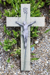 Crucifix sur une tombe. / Crucifix on a grave.