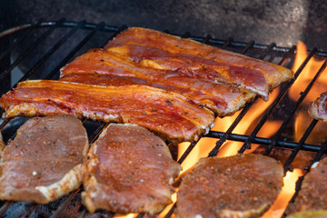 Steak und Schweinebauch auf dem Grill