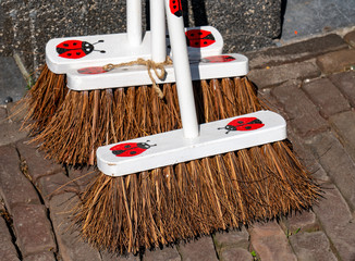 Kehrbesen mit Glücksbringern