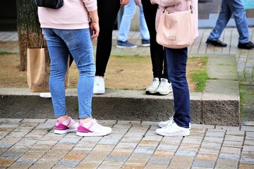 Naklejka premium people walking on the street