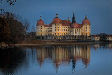 Fototapeta premium Schloß Moritzburg bei Dresden, Abendstimmung mit Wasserspiegelung