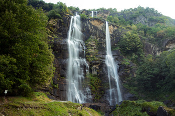 Fototapeta na wymiar waterfall italy 