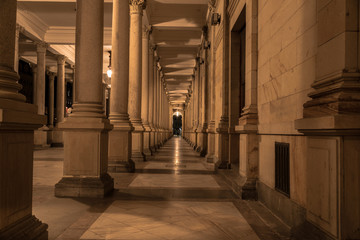 Karlsberg, Kolonnaden Kurzentrum,  Karlovy Vary,  bei Nacht