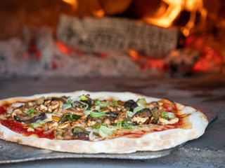 Pizza frischgebacken aus dem Steinofen