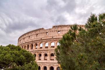 Obraz premium Exterior view of the ancient Roman Colloseum in Rome