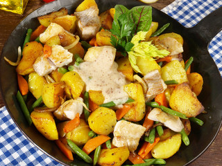 Pannfisch in der Pfanne mit Senfsauce