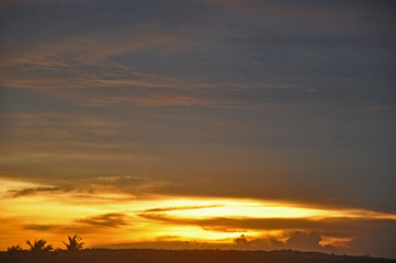 Anoitecer entre chamas