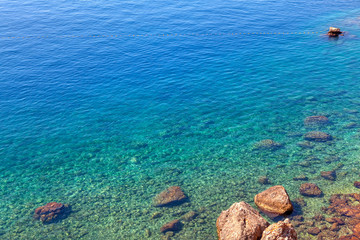 Obraz premium clear tropical waters with rocks 