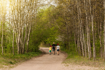 Spacer leśną drogą © Mariusz Stoszewski