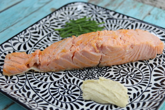 Darne de saumon aïoli et salicorne sur une assiette