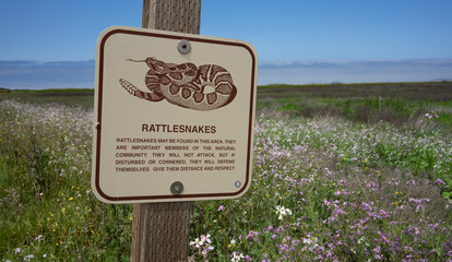 Watch out for rattlesnakes sign