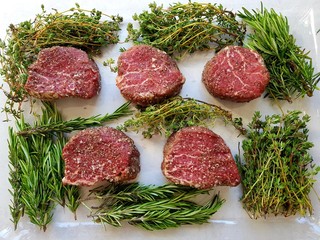Rind mit Kräutern