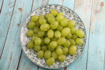 Grains de raisins sur une assiette