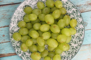 Grains de raisins blanc sur une assiette