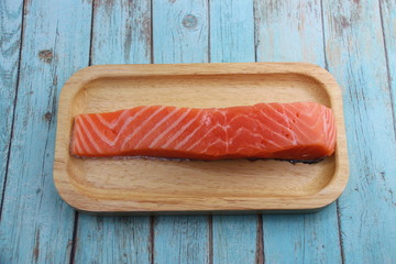 Pavé de saumon sur un plateau en bois