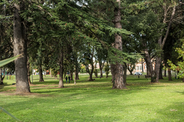 plaza con niños jugando a lo lejos