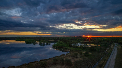 Sonnenuntergang mit dramatischen Wolken