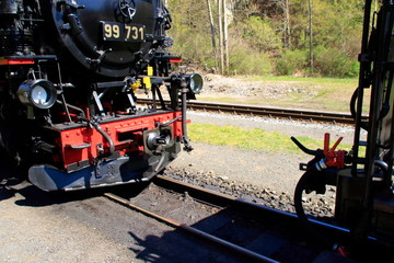 Anfahrer einer Dampflok an einen bereitstehenden Waggon 