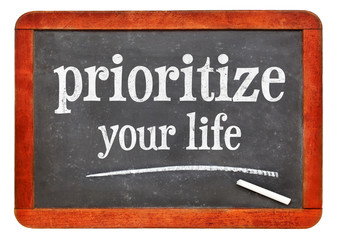Obraz premium Prioritize your life advice on blackboard