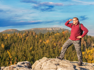 Naklejka premium Happy hiker on the top of the mountain