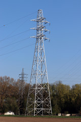 Pylône haute tension et ciel bleu