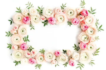 Fototapete Blumen Blumenmusterrahmen aus rosa Ranunkeln und Rosenblütenknospen auf weißem Hintergrund. Flache Lage, Blumenhintergrund der Draufsicht.