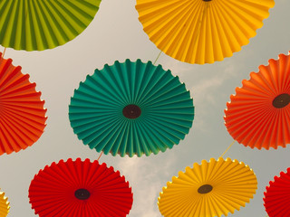 ombrellini colorati nel cielo per una festa in piazza