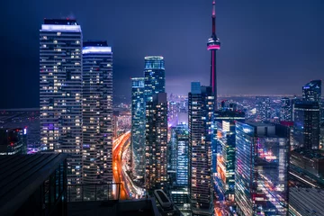 Tuinposter Gehele futuristische skyline van de stad uitzicht op het centrum van Toronto Canada. Moderne gebouwen, stedelijke architectuur, auto& 39 s die reizen. bouwen en ontwikkelen in een drukke stad © Tyler