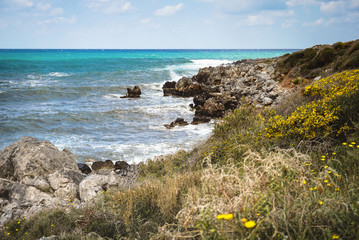 Felsiger Strand am Meer