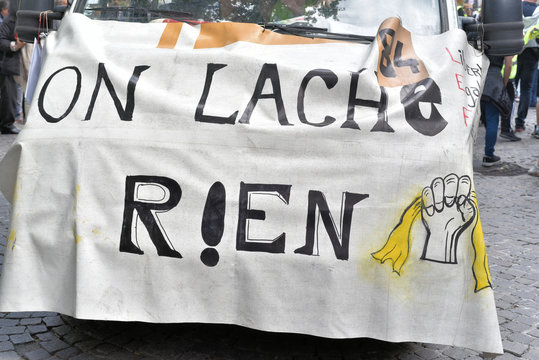 Manifestation - On l&acirc;che rien . Gilet jaunes