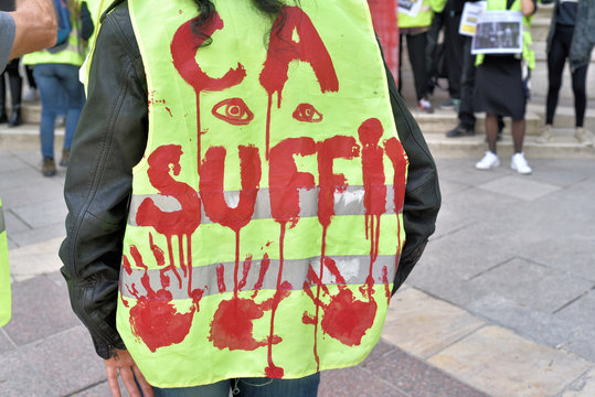 gilet jaune avec &eacute;crit "&ccedil;a suffit" en rouge dans le dos - manifestation en France