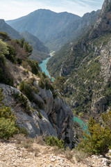 Verdonschlucht, Haute-Provence, Frankreich: Türkisfarbener Fluss in tiefem Canyon