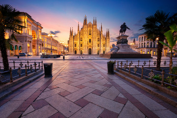 Naklejka premium Mediolan, Włochy. Obraz gród Mediolan, Włochy z katedrą w Mediolanie podczas wschodu słońca.
