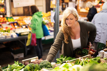 Frau kauft frische und regionale Produkte auf dem Markt 