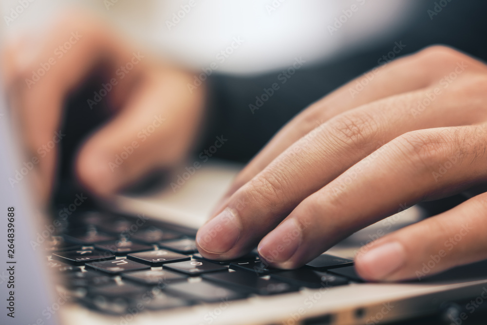 Aufkleber sideview of male using laptop on table