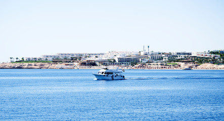 Obraz premium White Motor Yacht Anchored On A Warm Tropical Bay