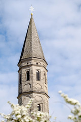 Fototapeta na wymiar Schöner Kirchturm aus Stein