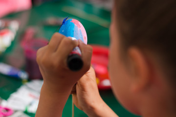 Child coloring Easter egg