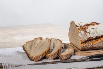Brot auf Tisch