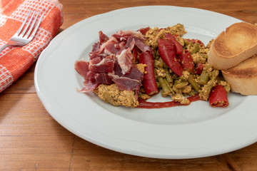 Espárragos con guindilla y jamón revueltos con huevos