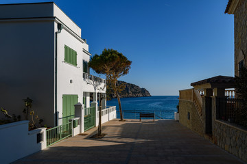 Fototapeta na wymiar boczna uliczka nad morzem, Sant Elm, Majorka